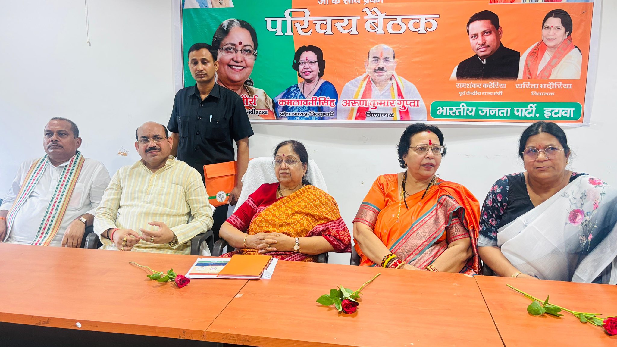 प्रभारी मंत्री बेबीरानी मौर्य का परिचय बैठक में हुआ स्वागत