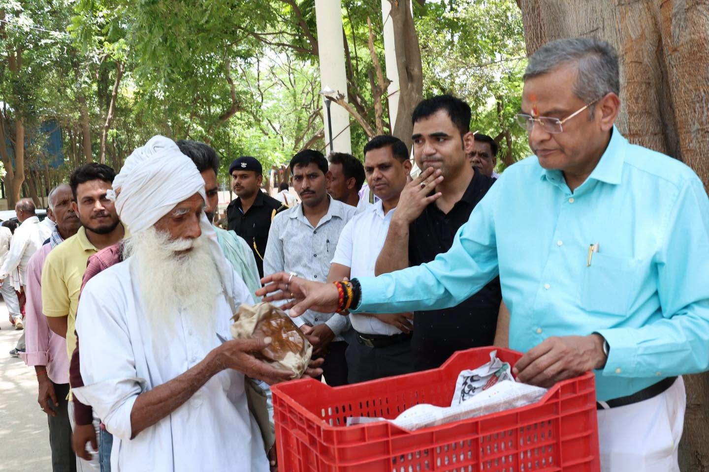 यूपीयूएमएस सैफई में सेवा और संवेदना की मिसाल, कुलपति ने जरूरतमंदों को वितरित किया भोजन