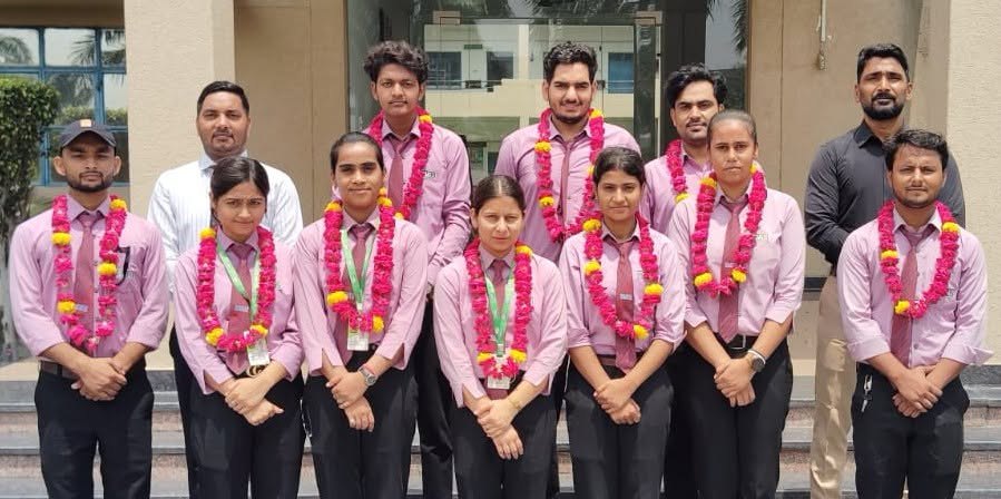 SMGI के डी.फार्म छात्रों ने परीक्षा परिणामों में लहराया परचम