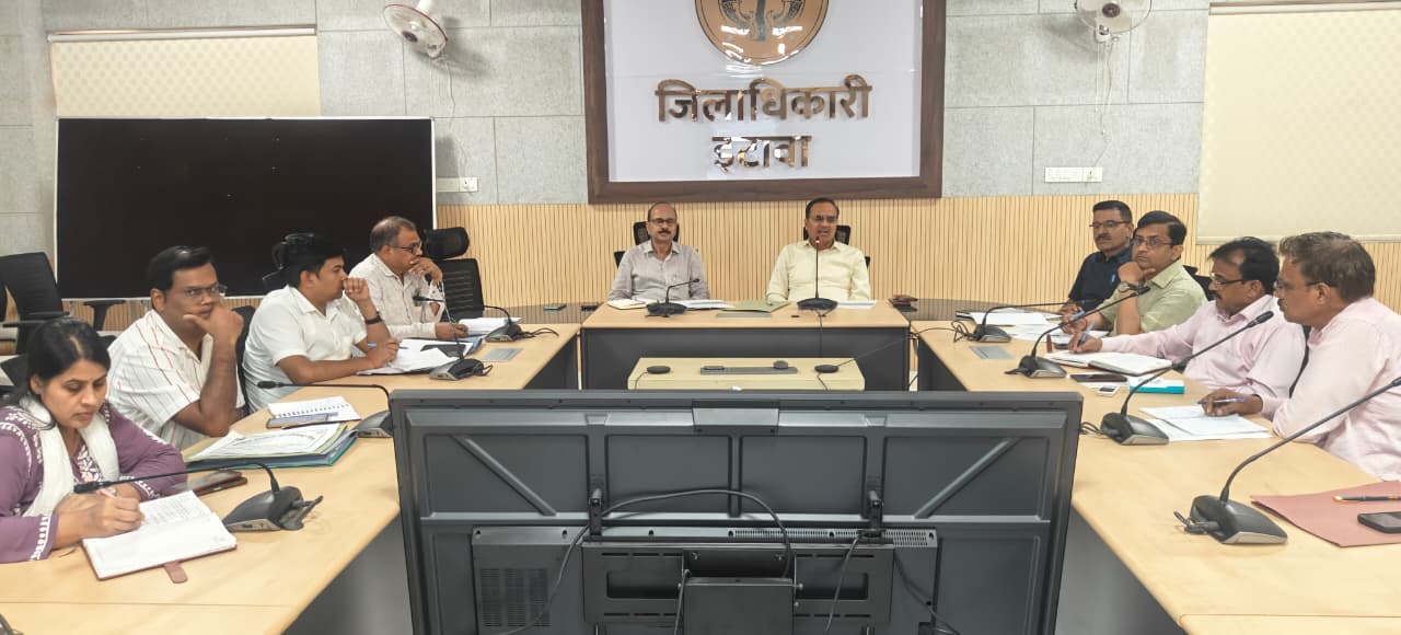 जिलाधिकारी शुभ्रांत कुमार शुक्ल ने विकास योजनाओं की समीक्षा कर दिए सख्त निर्देश जीरो पॉवर्टी अभियान और पीएम सूर्य घर योजना पर विशेष जोर