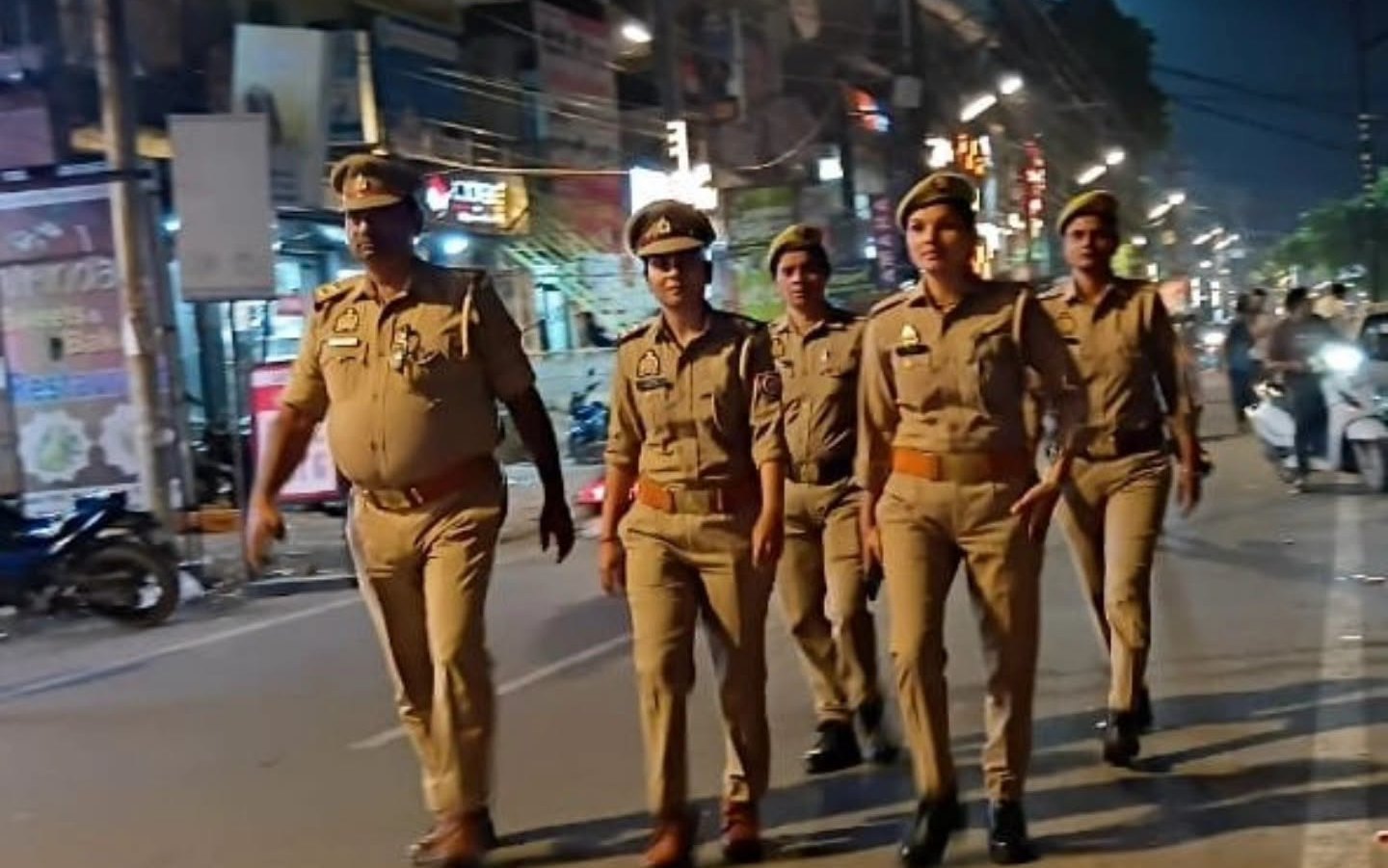 महिला थाना पुलिस ने बाजारों और प्रमुख मार्गों पर किया पैदल गश्त